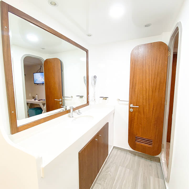 tip-top-v-guest-accommodation-bathroom-02-720x720px