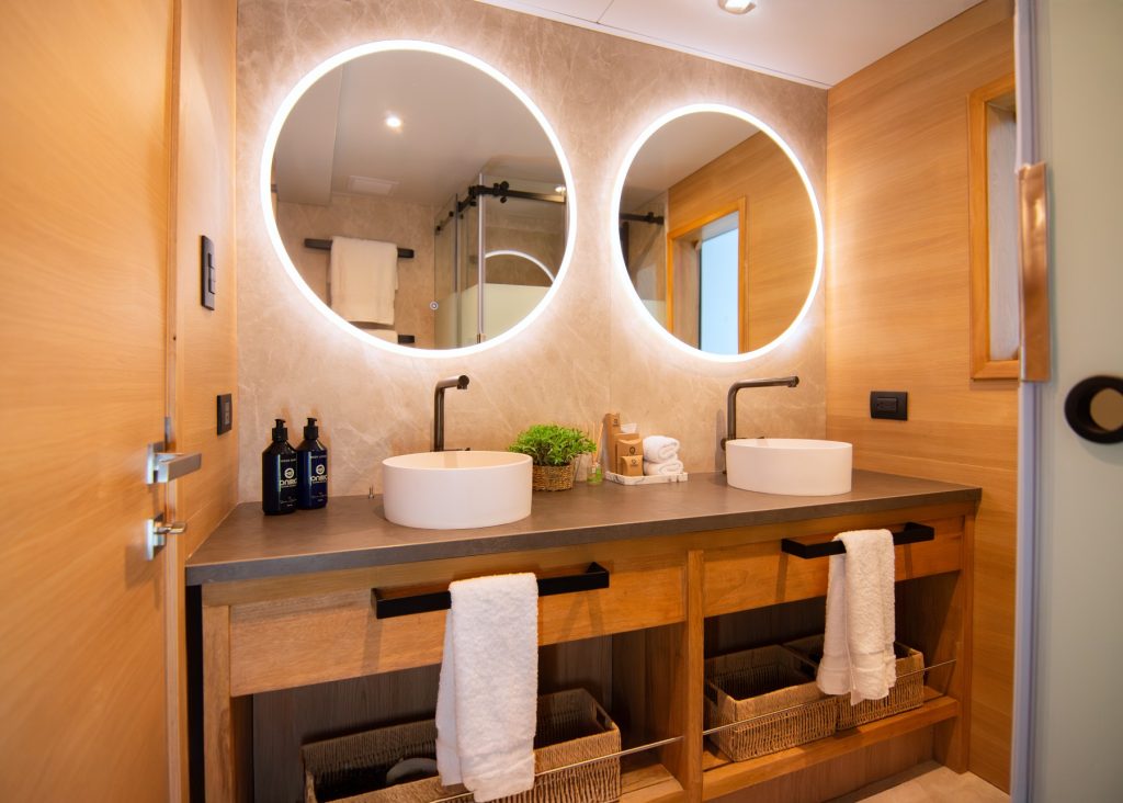 Tribute-premium-suite-bathroom-1024x732